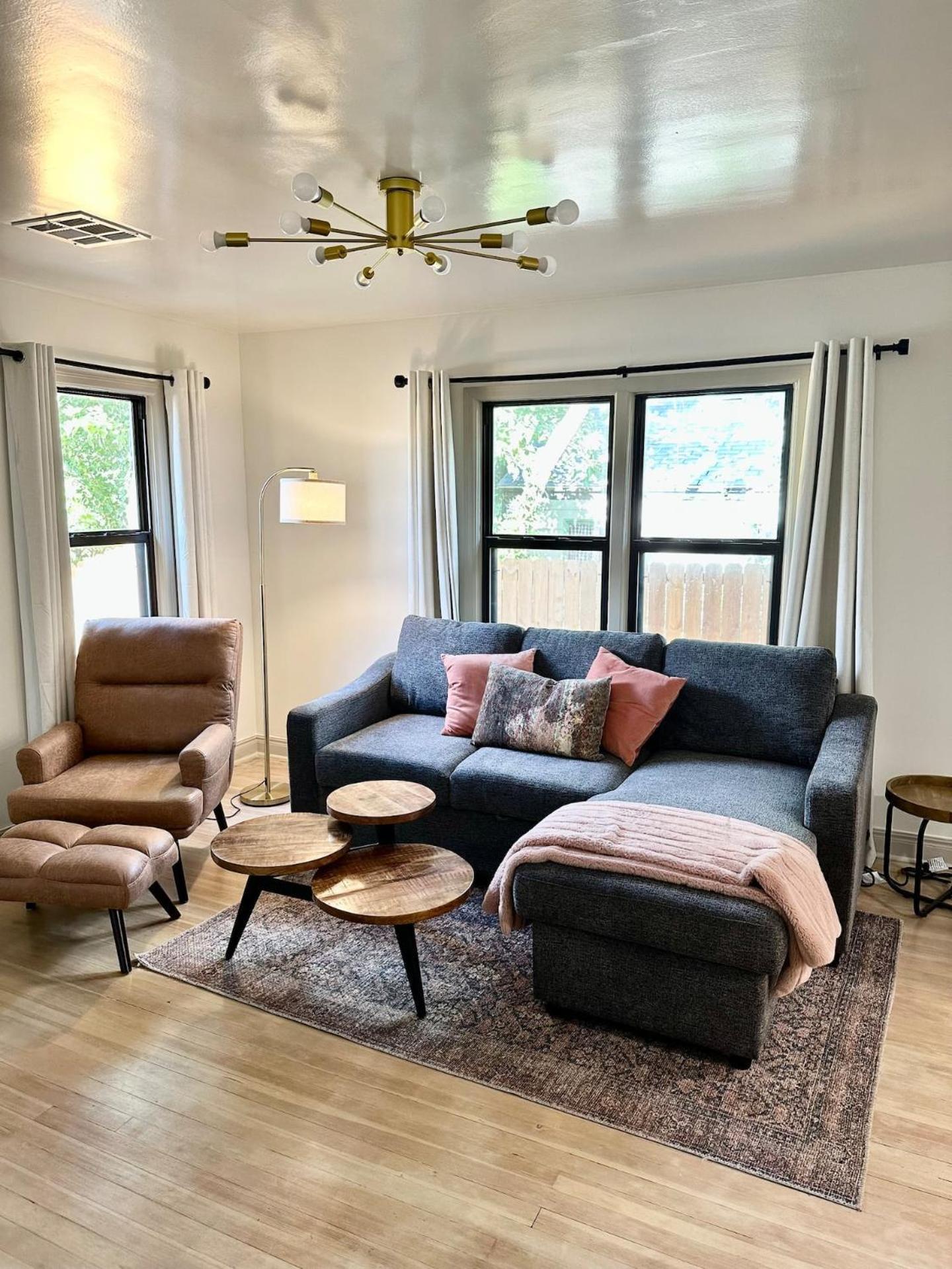 Campus Cottage Kng Bed! Walk To Uco And Downtown 에드몬드 외부 사진